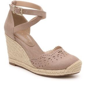 Kelly & Katie Adell tan suede espadrille wedge sandals size 10
